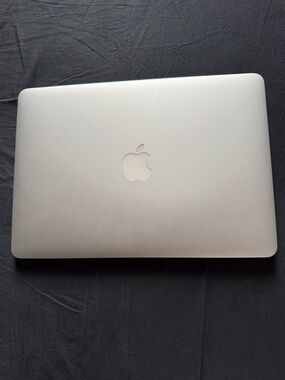 Apple MacBook Air 13’Aluminum Silver Top-View